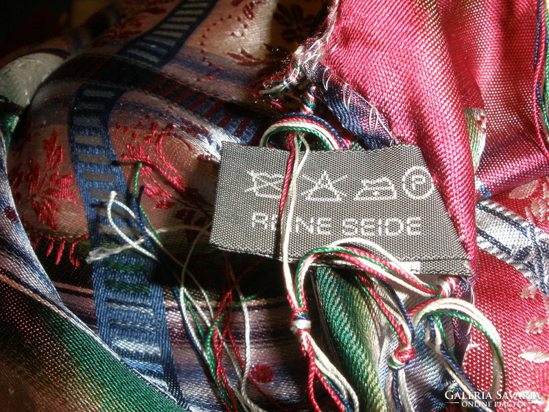 Silk scarf with silk fiber