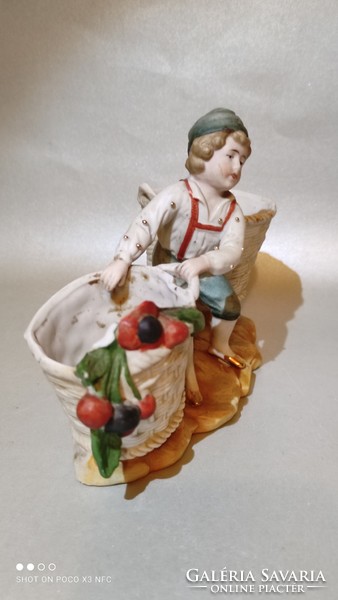 Antik porcelán figurális kínáló fiú kosarakkal aranyozott