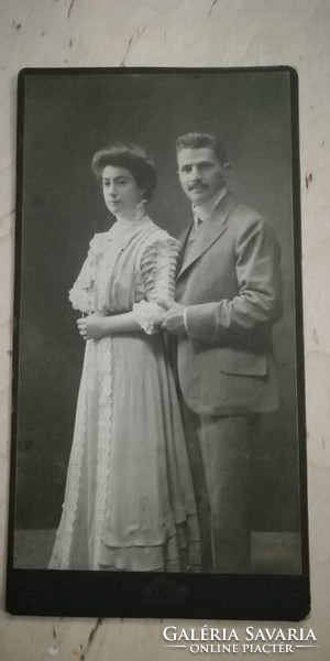 Photo of antique young couple from the workshop of photographer Vilmos Stahl in Újpest