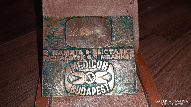 Plaque in leather holder