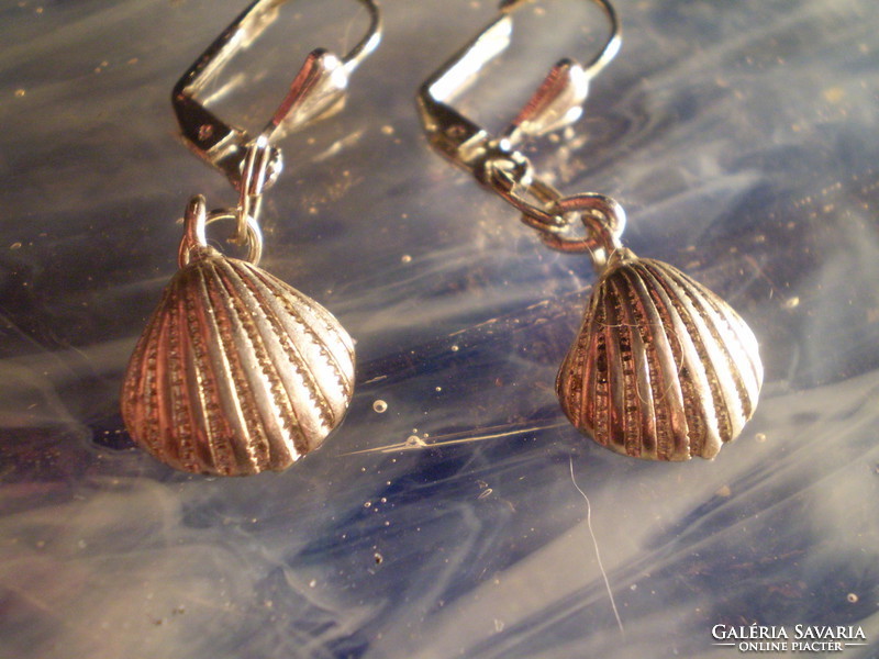Cheap earrings with embossed shells