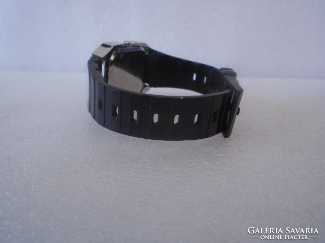 Luxus Cartier stílusú ffi klaszikus öltöny óra, az órán még a folia rajta van cca 3 x 4 cm  700 ft
