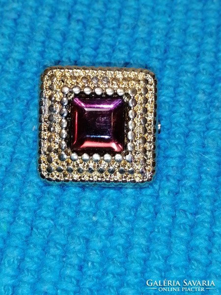 Retro badge purple - burgundy center (232)