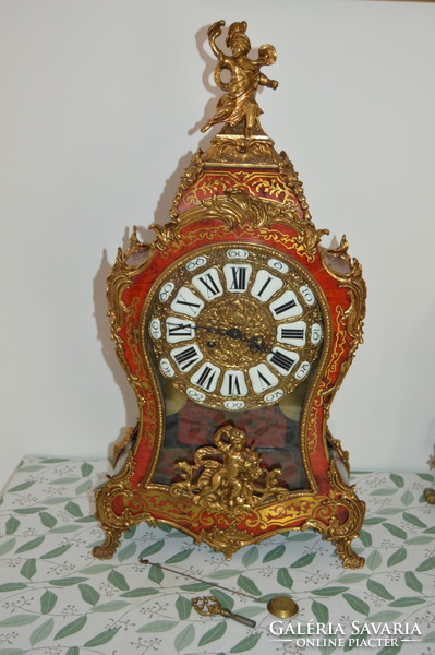 Wonderful antique French boulle style clock with key and pendulum from the 1900s