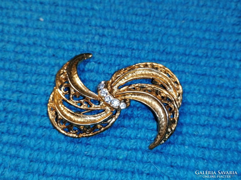 Gold colored brooch (249)
