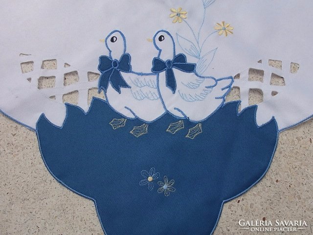 Decorative tablecloth with goose motif 80x80 cm