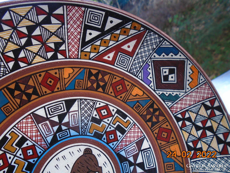A Perui CUZCO INKÁK szín és mintavilágával kézzel festett agyag falitál lámával