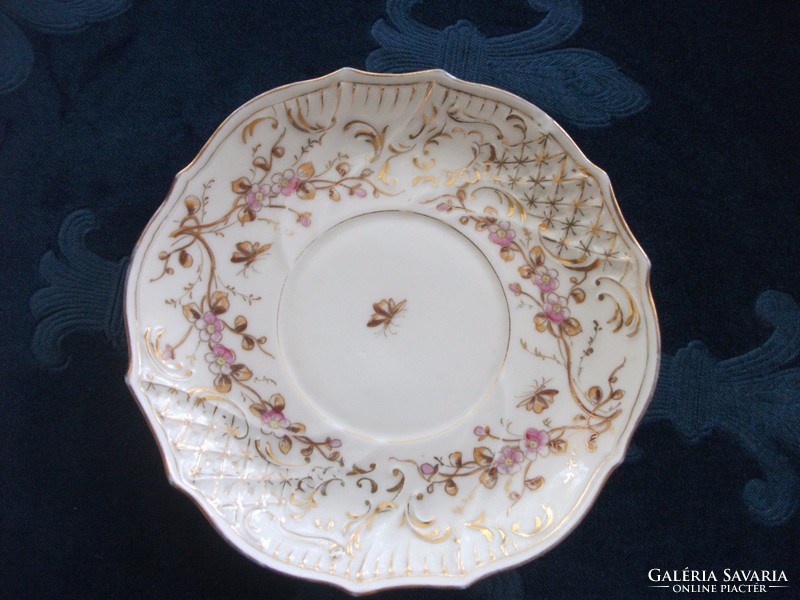 19.Sococo royal vienna golden contoured flower, insect embossed plate