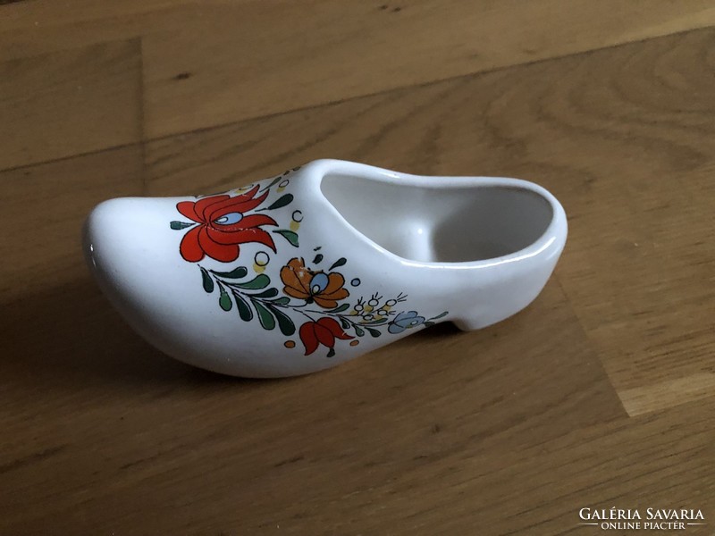 Cute porcelain / ceramic shoes with floral pattern - with purple fur !!