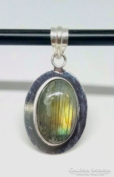 Gold labradorite pendant in silver plated socket