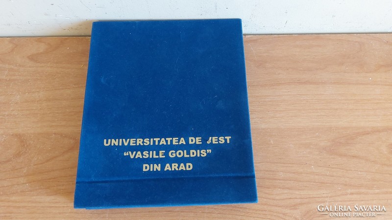 Aradi egyetem plakett