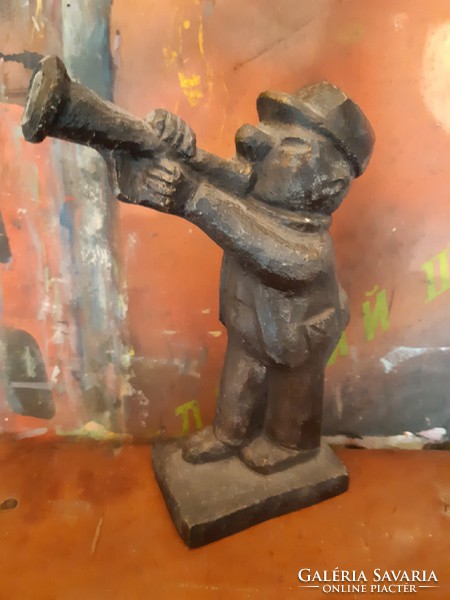 The trumpet statue