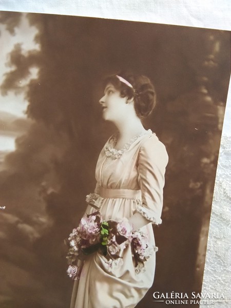 Antik kézzel színezett romantikus képeslap, hölgy virágokkal 1917