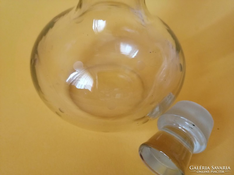 Flask-shaped engraved polka dot oil bottle