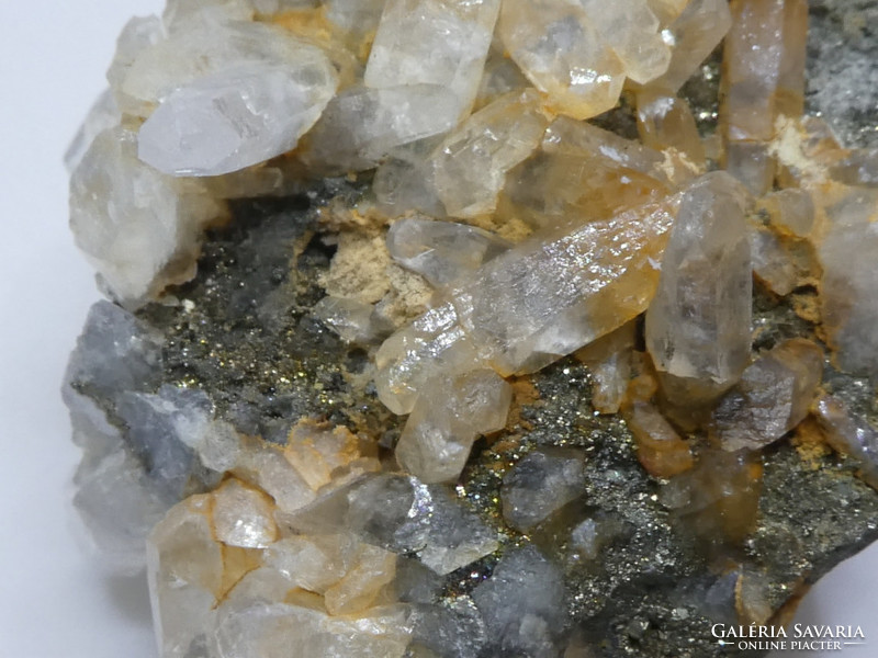 Természetes Kalcit kristályok apró pirit szemcsékkel az anyakőzeten. Gyöngyösoroszi.