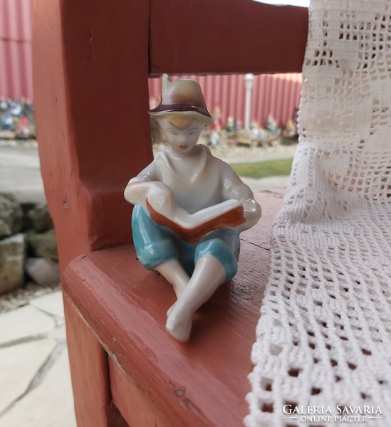 Beautiful retro raven house porcelain reading boy, nostalgia piece nipple figurine showcase ornament