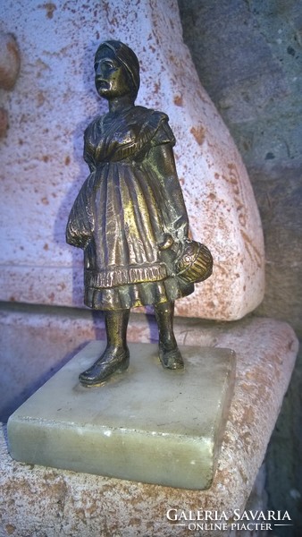 Korsós nő Kraft Jelz.bronz antik szobor