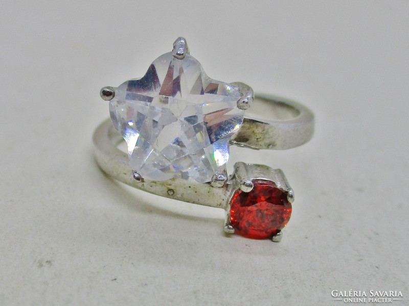 Gyönyörű  ezüstgyűrű  vörös és fehér kövekkel