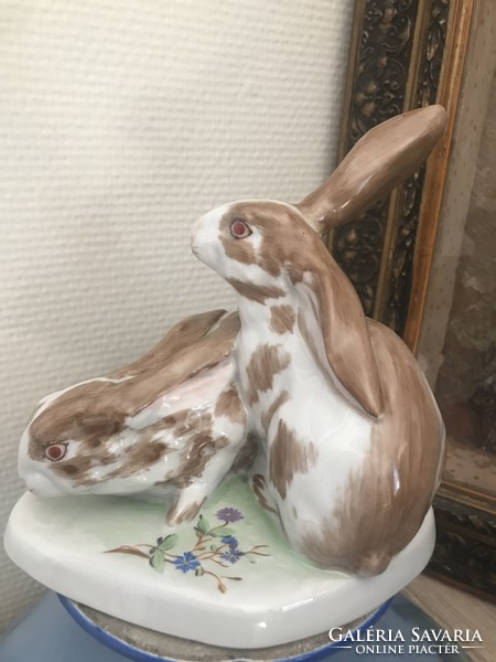 A pair of rabbits from Herend, in display case condition, can be given as a gift