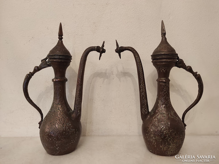 Antik 2 darab arab kávé kiöntő nehéz réz kancsó vésett vadász jelenet Marokkó Szíria 913 5283
