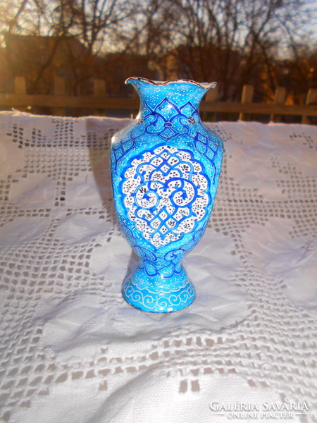 Aprólékos mintával  kézzel festett zománc váza- szép kézműves munka