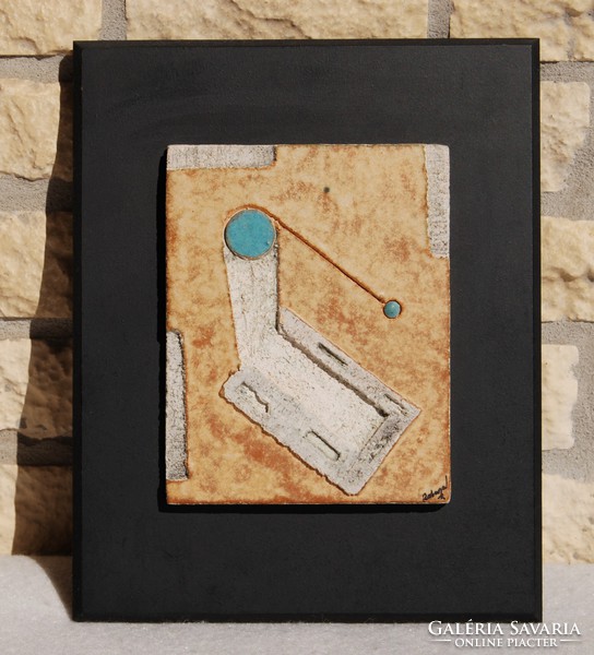 Európai művész: Lendület és egyensúly - mázas samott relief, fa hátlapon