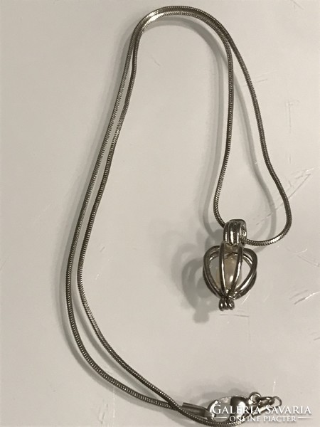 Ezüstözött nyaklánc nyitható gyöngyös medállal, 42 cm hosszú
