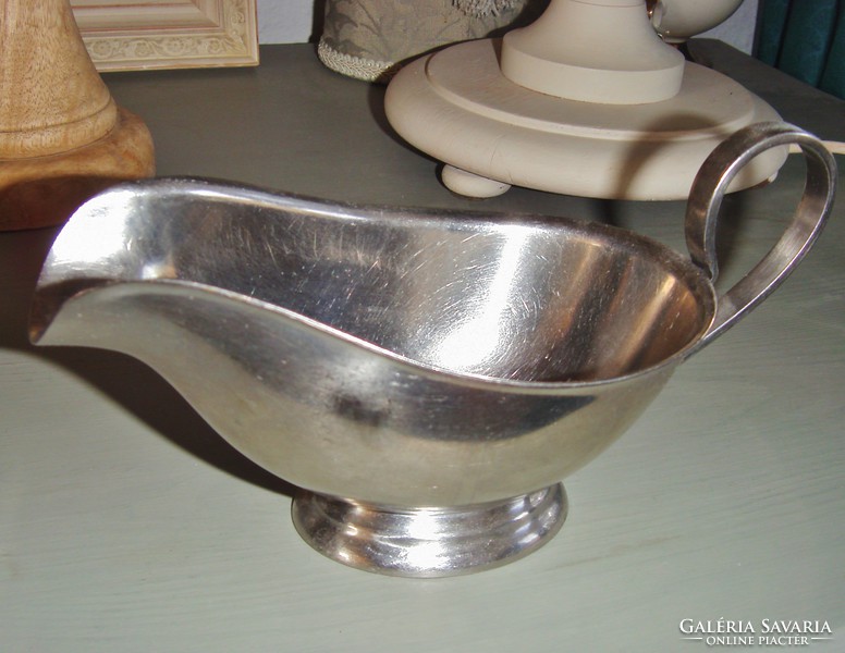 Gero zilmeta, metal sauce bowl, pouring