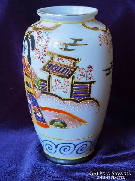 I got it down !!! Antique Japanese hand painted satsuma pocelane vase