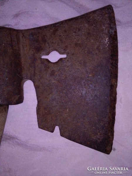 Antik kovácsoltvas szekerce - jelzett, számozott