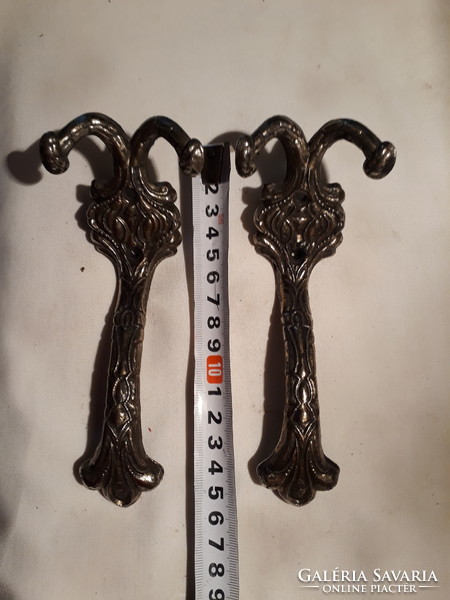 2 chrome-plated copper hangers