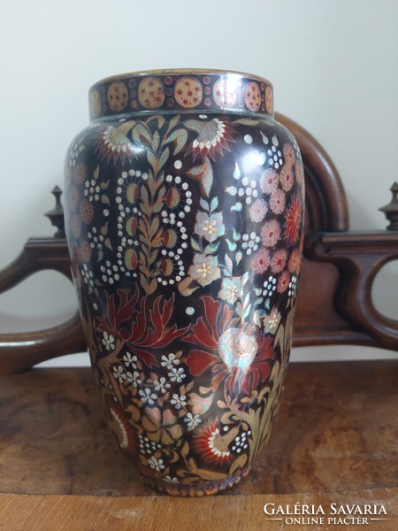 Zsolnay vase with shield seal, in gorgeous colors