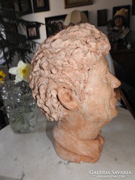 Hargitay Ottó szobrászművész fejszobor - jelzett