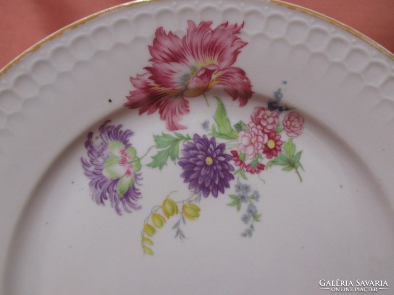 Zsolnay flat plate with a large bouquet of flowers