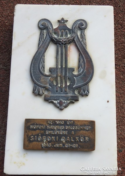 Small sculpture in memory of the Siófok War Song Festival in 1943