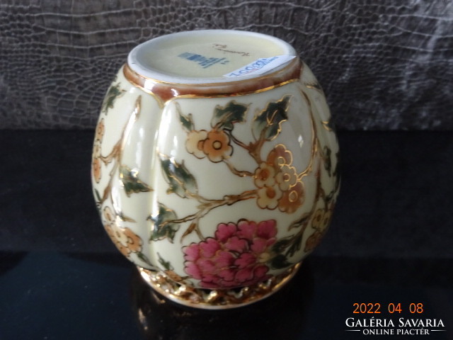 Zsolnay porcelán, áttört szélű váza,  kaspó magassága 10,2 cm. Vanneki!
