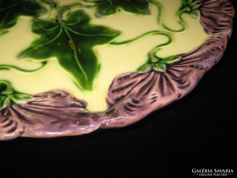 Körmöcbányai  majolika tányér , borostyán mintás  , 29 cm  peremén egy kis javítással