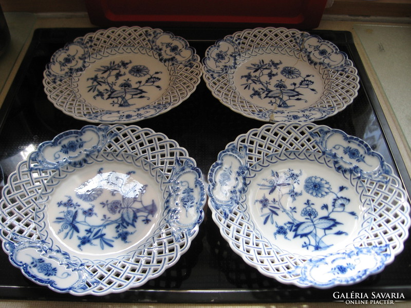Antique onion pattern Meissen porcelain decorative plate with swords