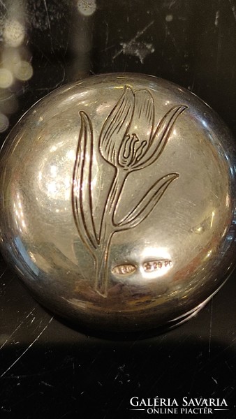 Ezüst szelence doboz kerék formájú. Tulipán mintával.Olaszország 1940 évek. 800 ezüst