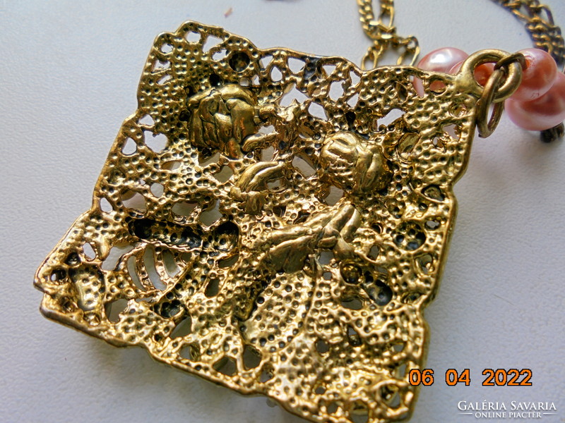 Látványos ötvösmunka aranyzott medál és lánc,zománc méhecske és virág mintával,rózsaszín gyöngyökkel