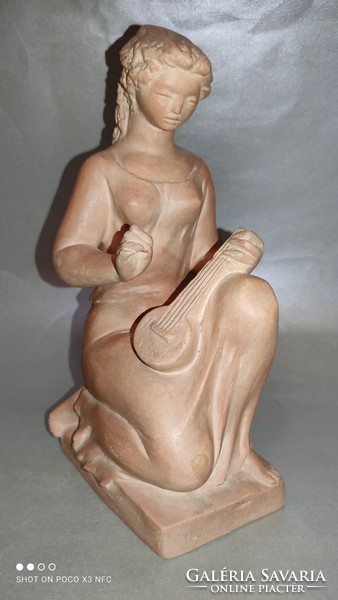 R. Kiss Lenke ülő zenélő nő  terrakotta szobor eredeti jelzett