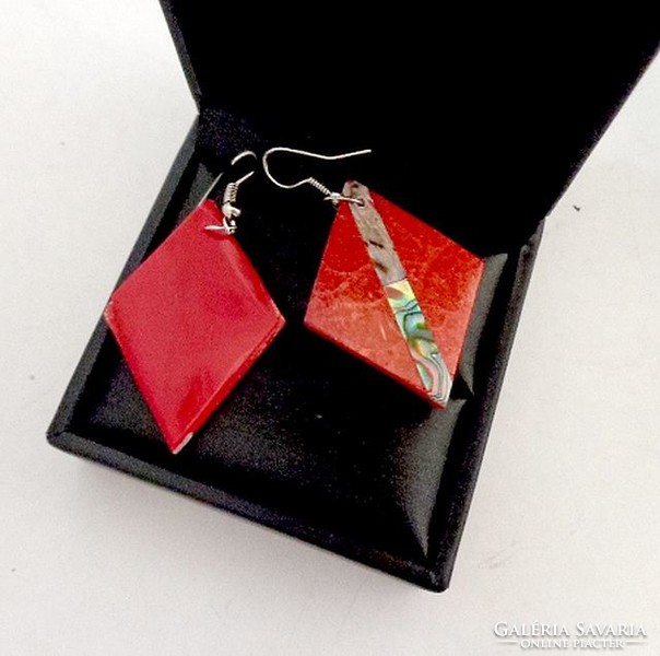 Coral rhombus earrings with abalone inlay