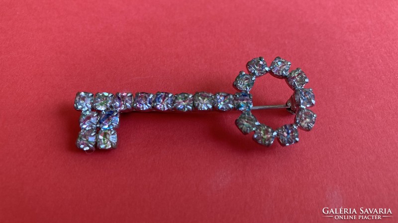 Retro brooch needle with rhinestone key