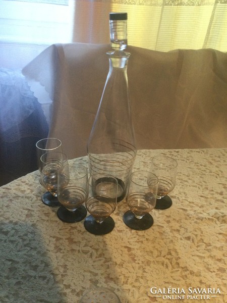 Black-bottomed glass with 5 cinalos