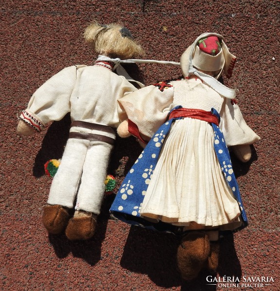 Antik kézműves népviseletbe öltözött pár