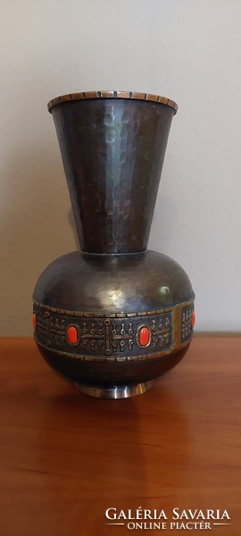 Vase with beautiful copper decoration!