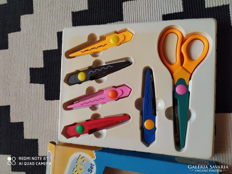 Paper cutting scissors set