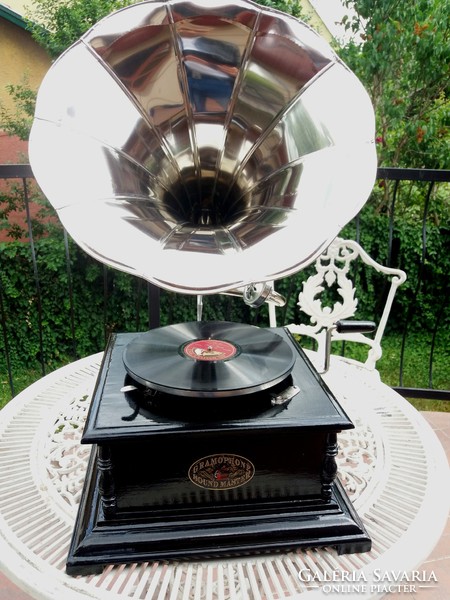 Gramophone - black & chrome - eternal fashion in your home