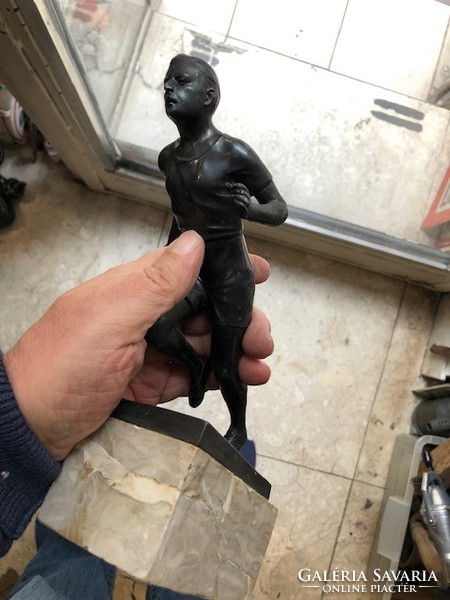 Metal statue, 17 cm high, 22 cm long, runner, athlete.