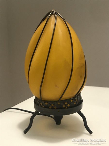 Muránói asztali lámpa csavart fémrácsba fújva, 30 cm magas
